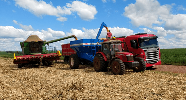 Carreta Agrícola abastecendo plantadeira